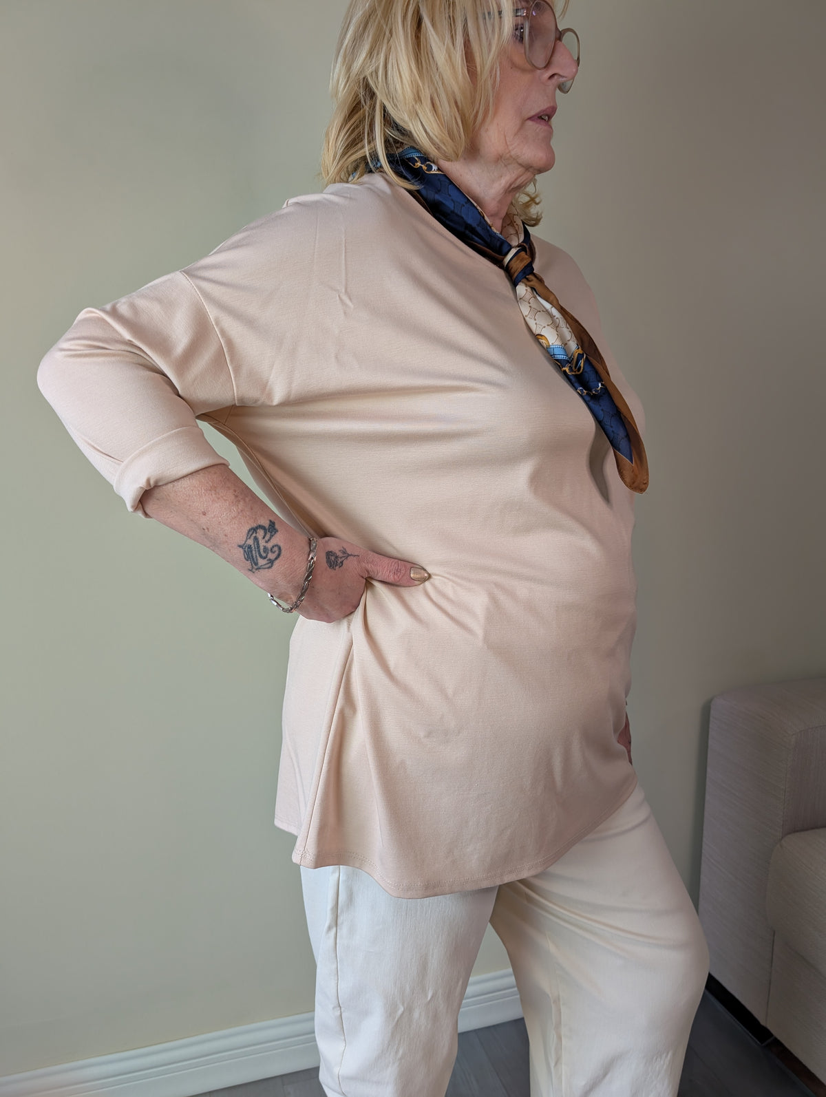 Camiseta beige con pañuelo estampado para mujer