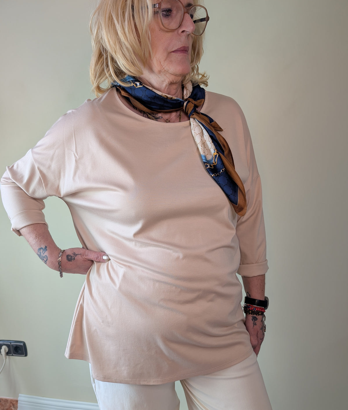 Camiseta beige de manga larga con pañuelo estampado incluido