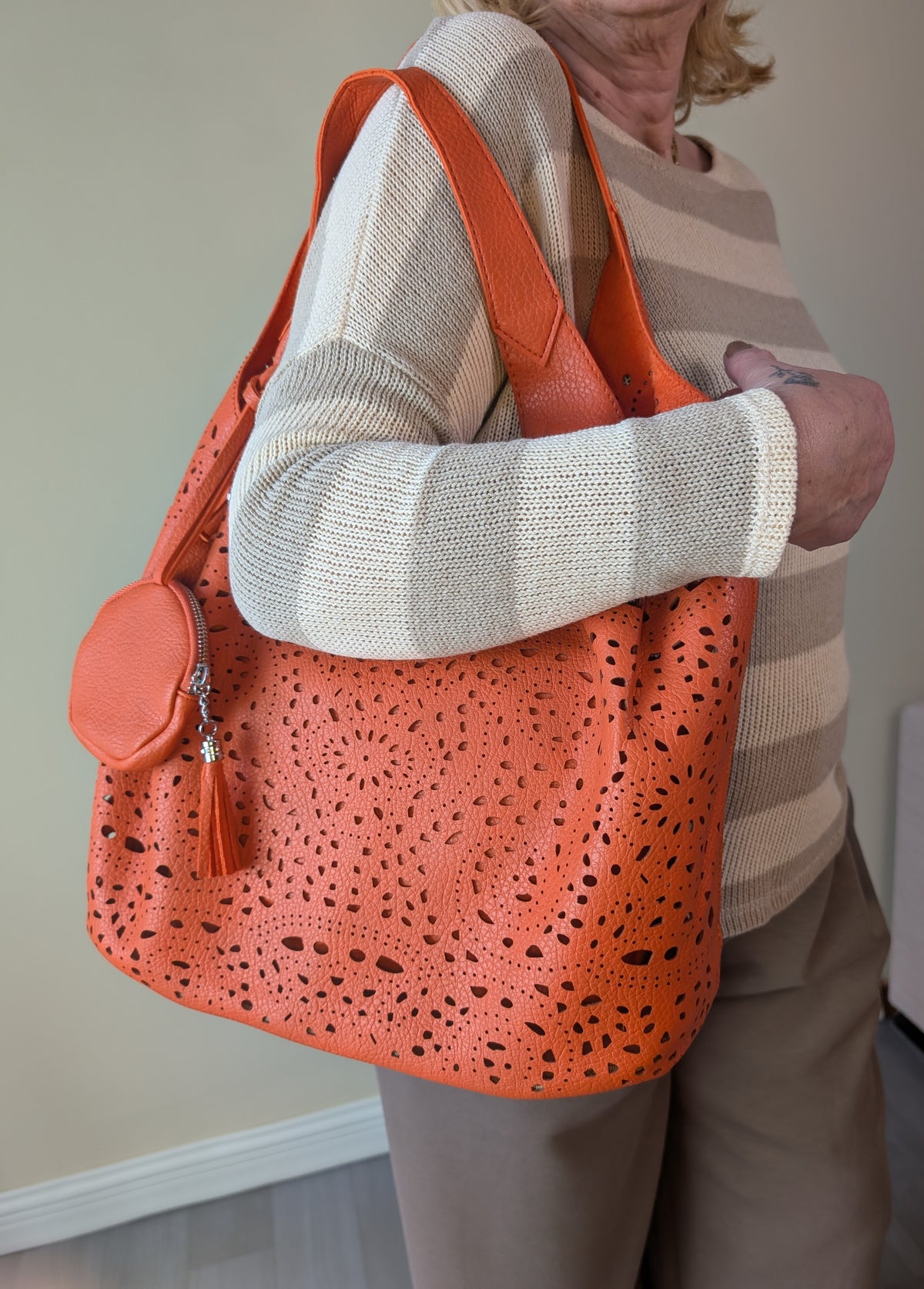 Bolso shopper naranja calado con asas y monedero