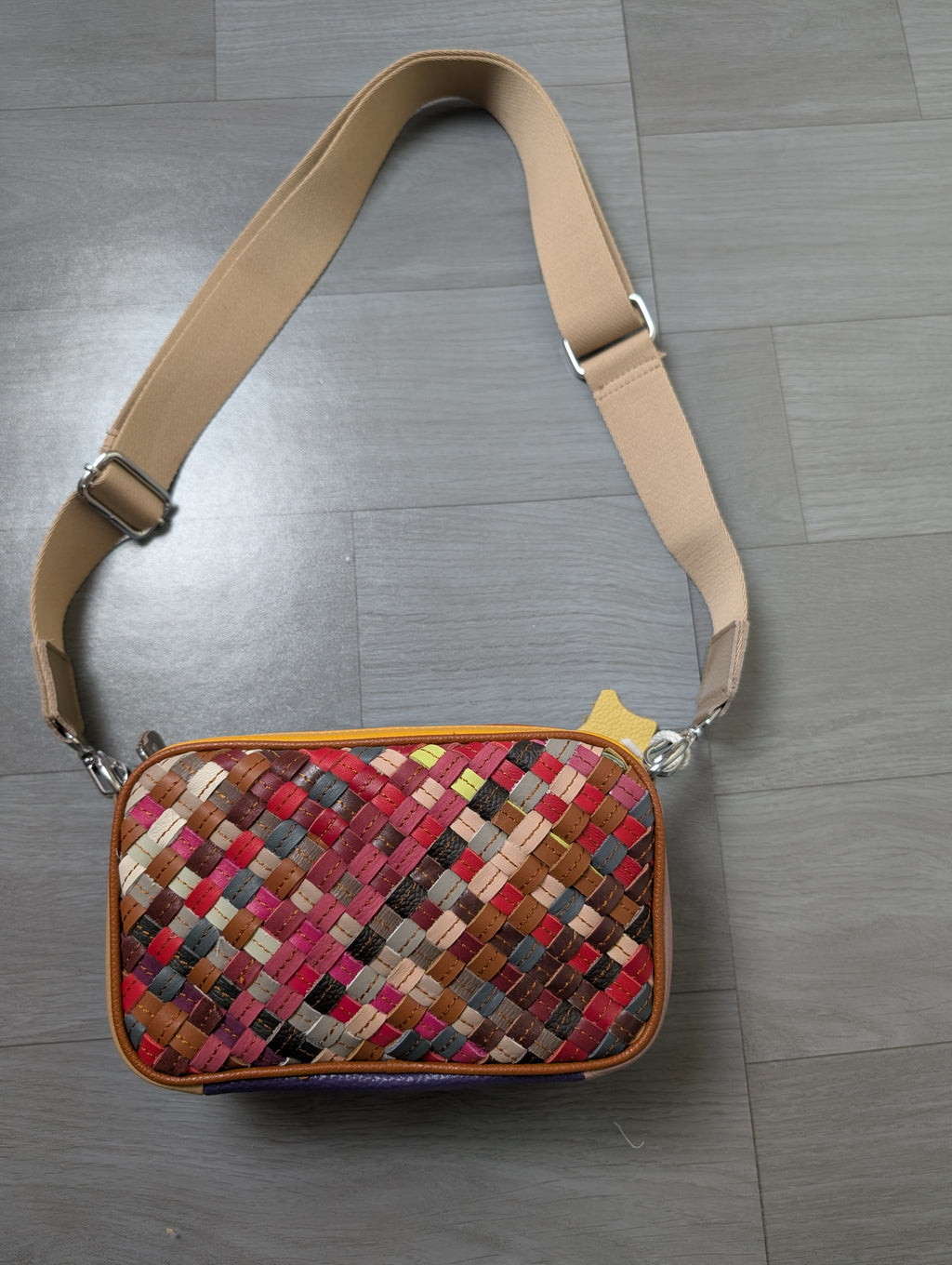 Bolso de piel multicolor con correa ajustable