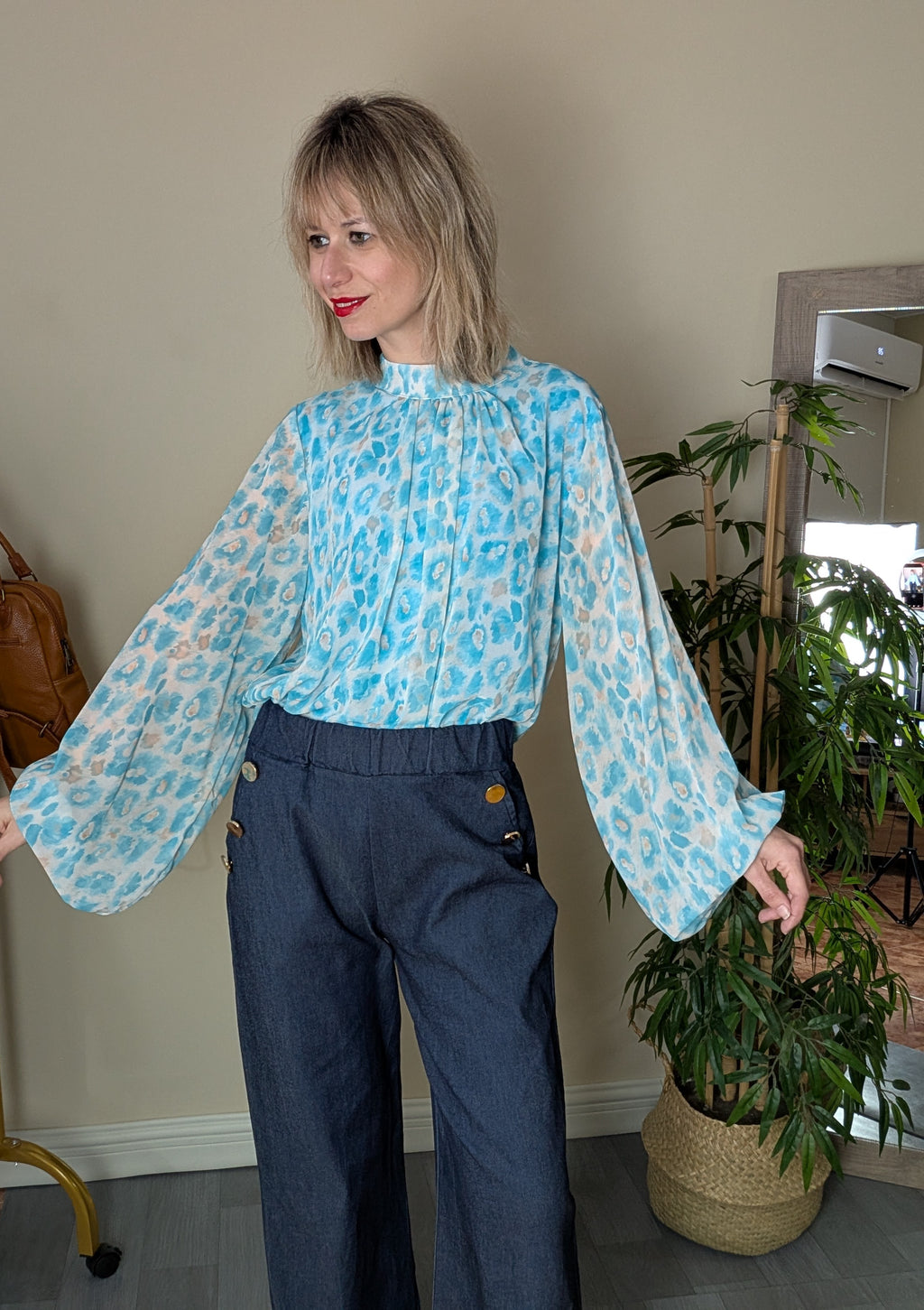 Blusa estampada turquesa y celeste con cuello fruncido y mangas amplias
