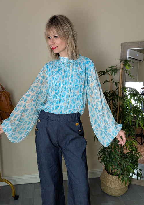 Blusa estampada turquesa y celeste con cuello fruncido y mangas amplias