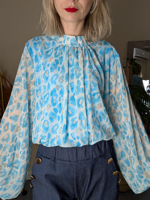 Blusa estampada turquesa y celeste con mangas amplias