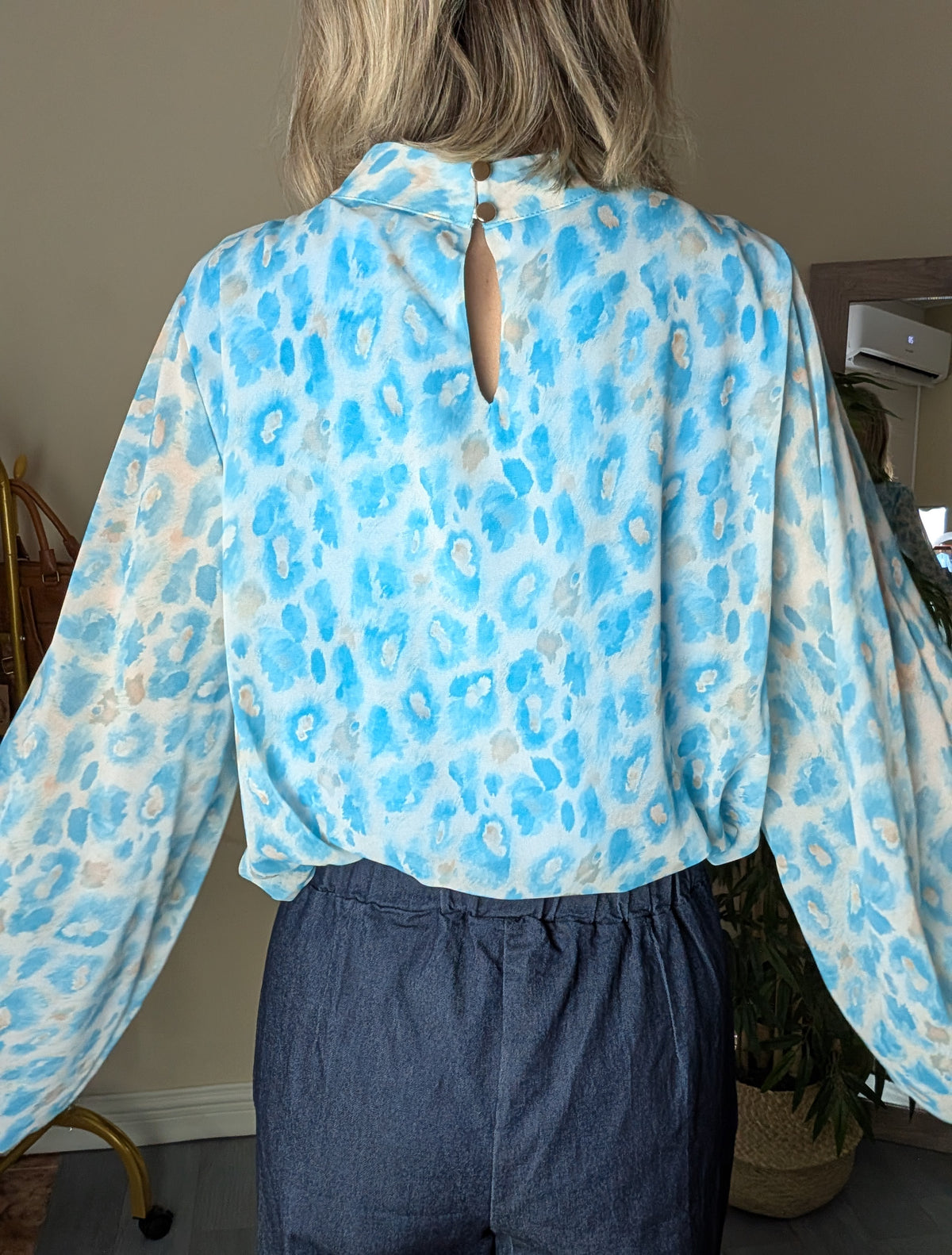 Detalle del estampado turquesa y celeste de la blusa