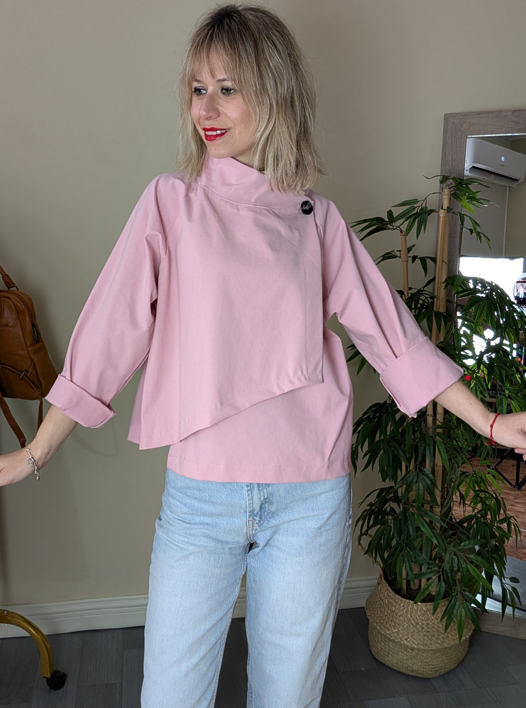 Cazadora rosa fina de diseño asimétrico para mujer