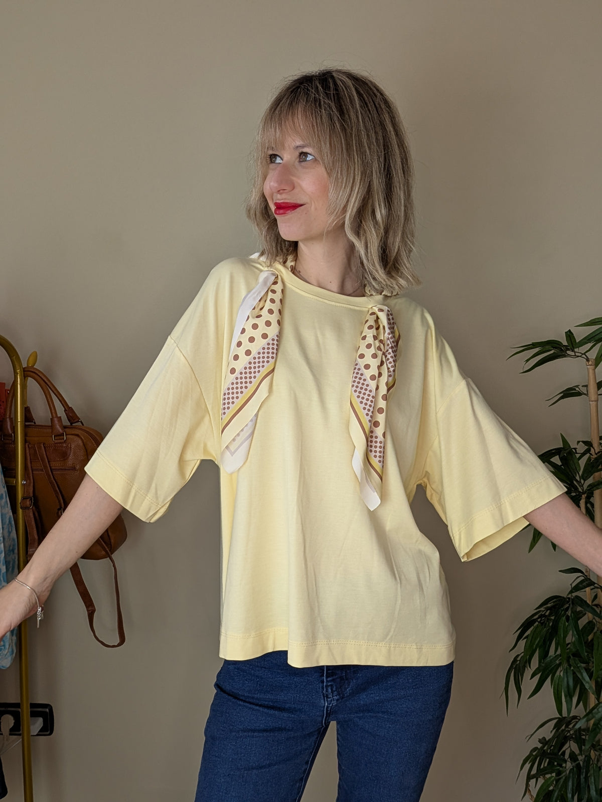 Camiseta amarilla de manga corta con pañuelo incorporado