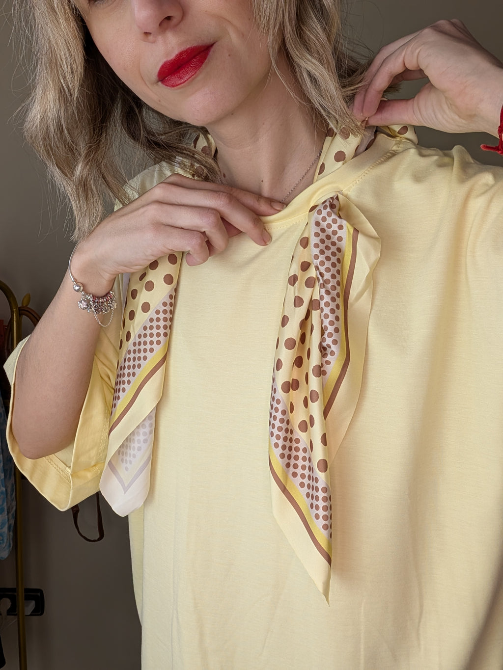 Detalle del pañuelo estampado de la camiseta amarilla