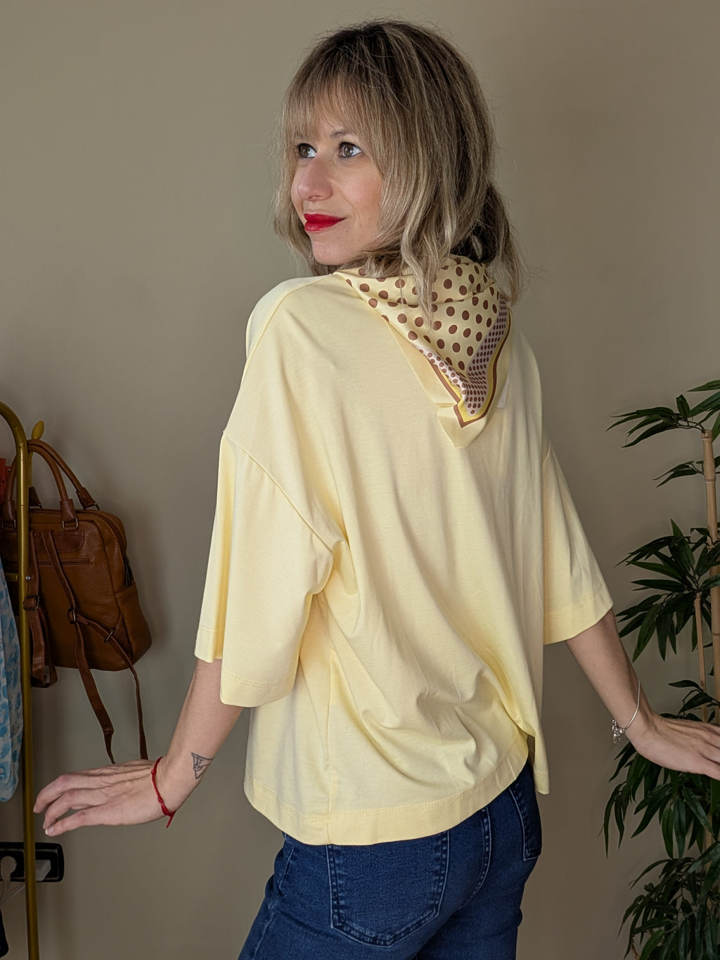 Camiseta amarilla con pañuelo incorporado para mujer