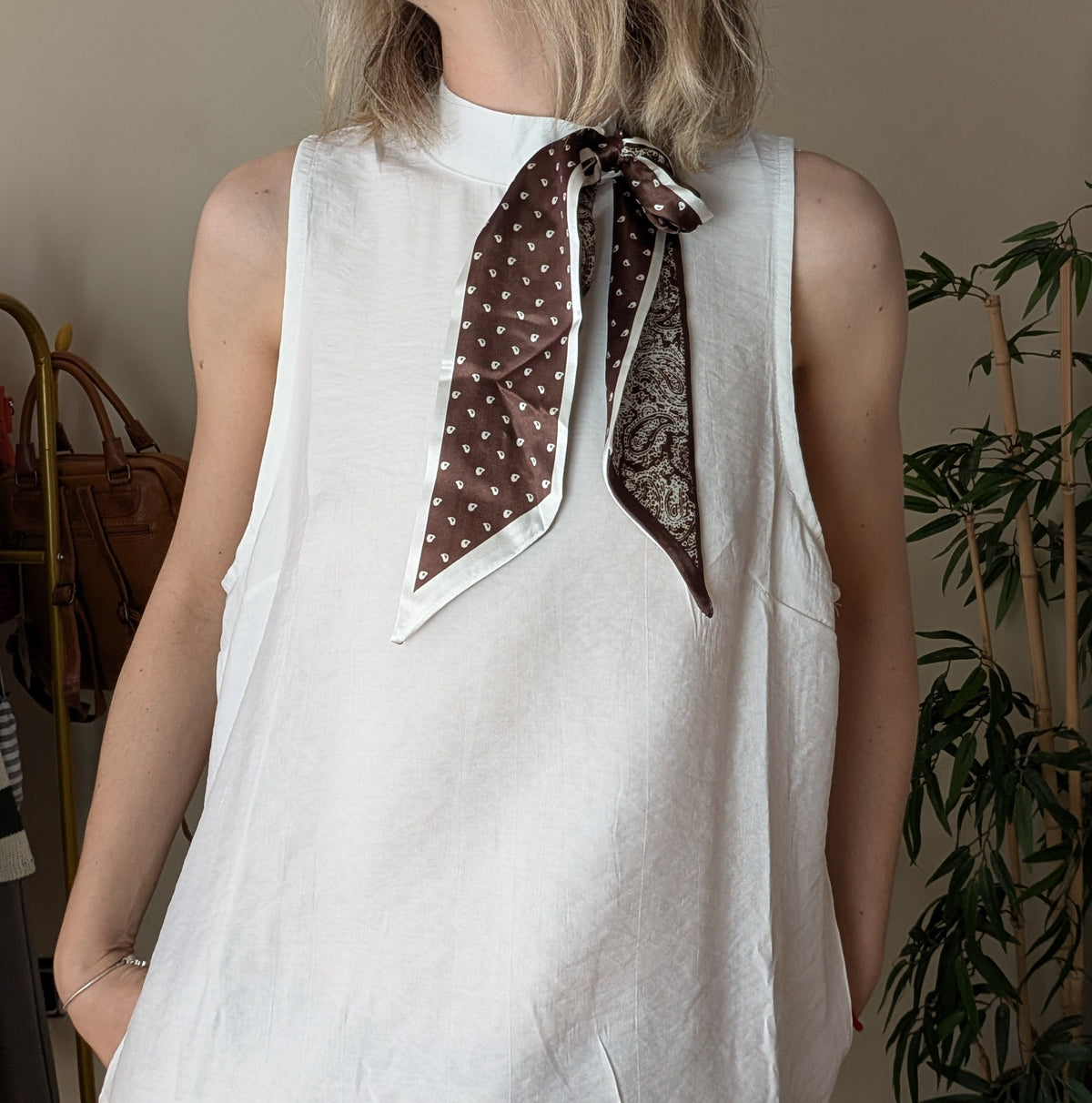 Detalle del pañuelo estampado de la blusa blanca