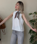 Blusa blanca sin mangas con pañuelo estampado al cuello