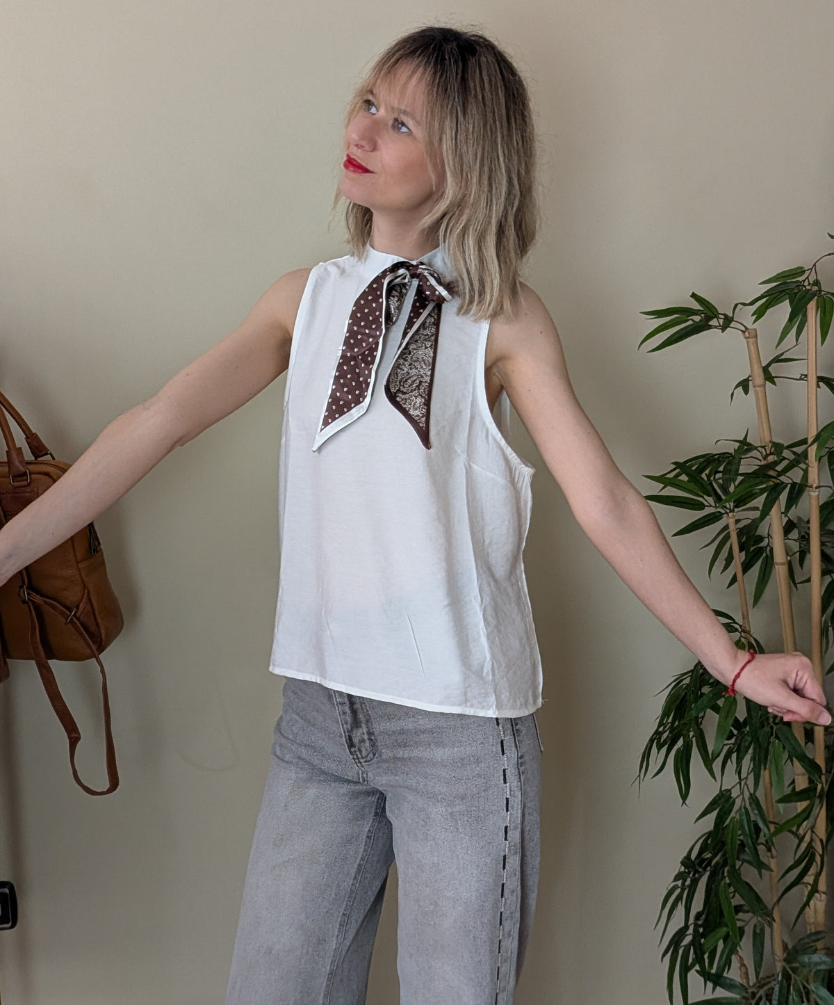 Blusa blanca sin mangas con pañuelo estampado al cuello