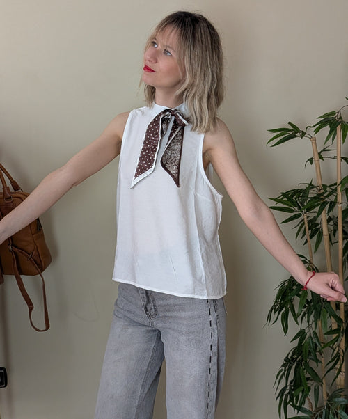 Blusa blanca sin mangas con pañuelo estampado al cuello