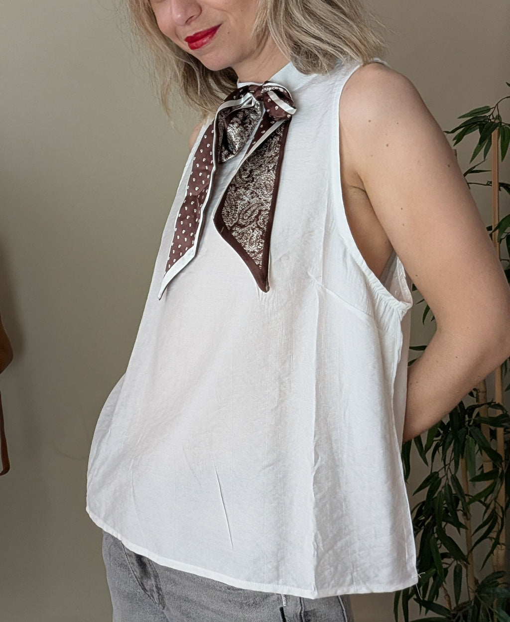 Blusa blanca sin mangas con pañuelo para mujer