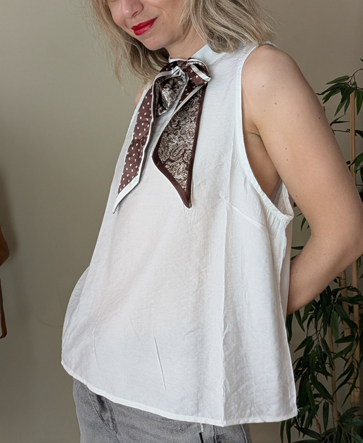 Blusa blanca sin mangas con pañuelo para mujer