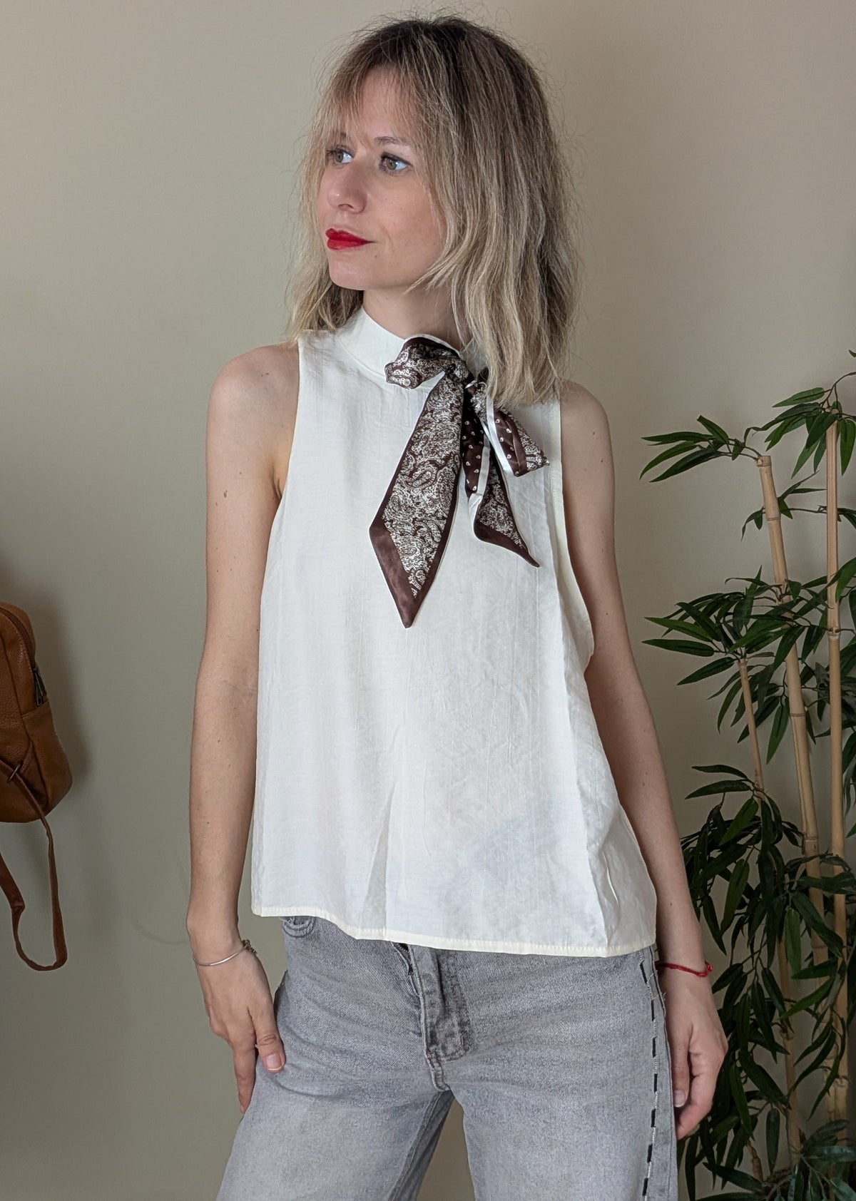 Blusa blanca fluida con escote redondo y pañuelo