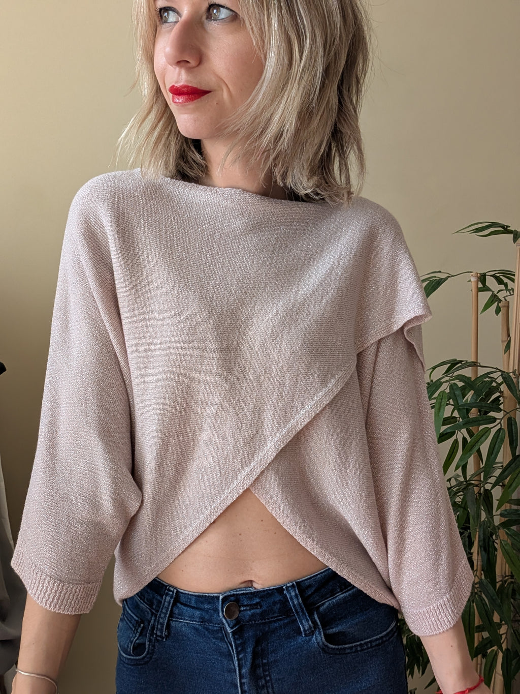 Detalle del tejido de punto de la blusa beige