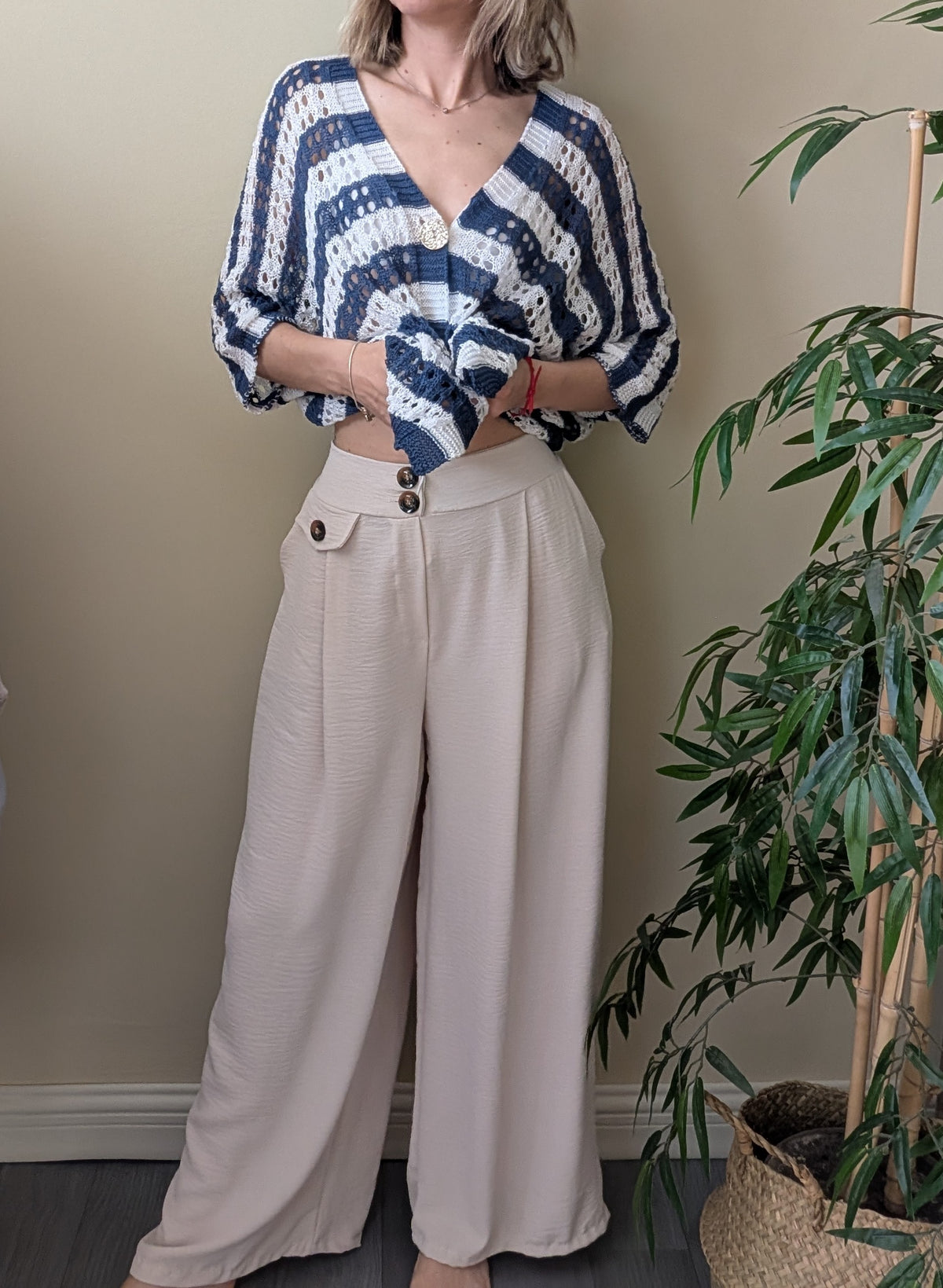 Pantalón palazzo beige de pierna ancha con bolsillos delanteros y botones