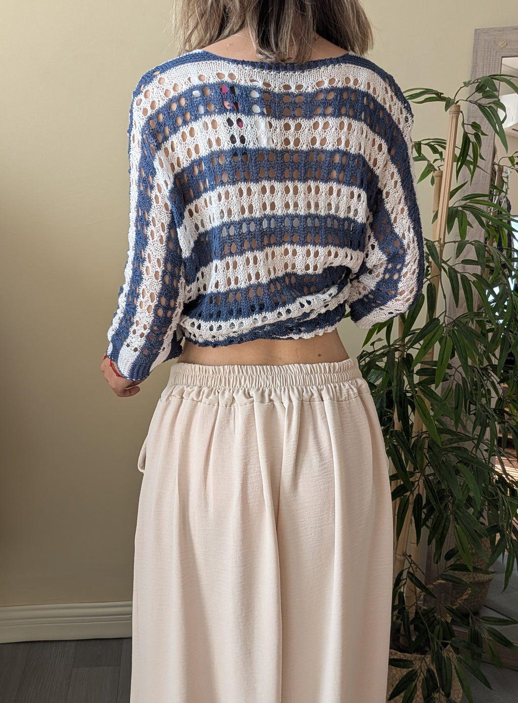 Pantalón beige fluido de corte ancho