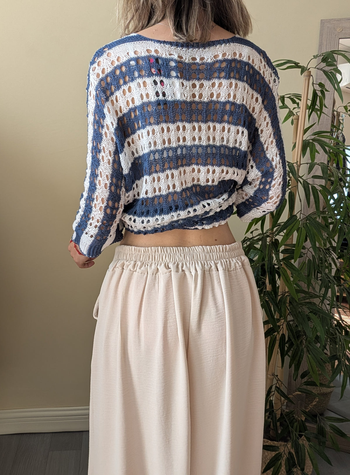 Pantalón beige fluido de corte ancho