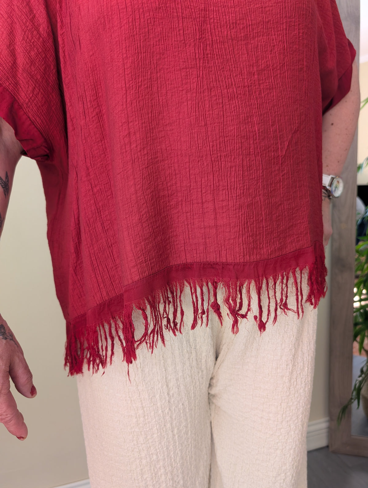 Blusa granate de corte amplio con acabado de flecos