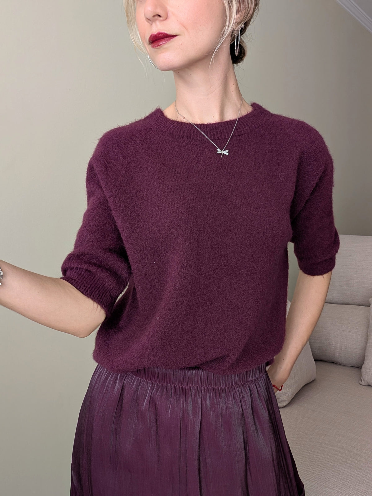 Jersey burdeos de manga corta para mujer, vista frontal del cuello redondo y el punto
