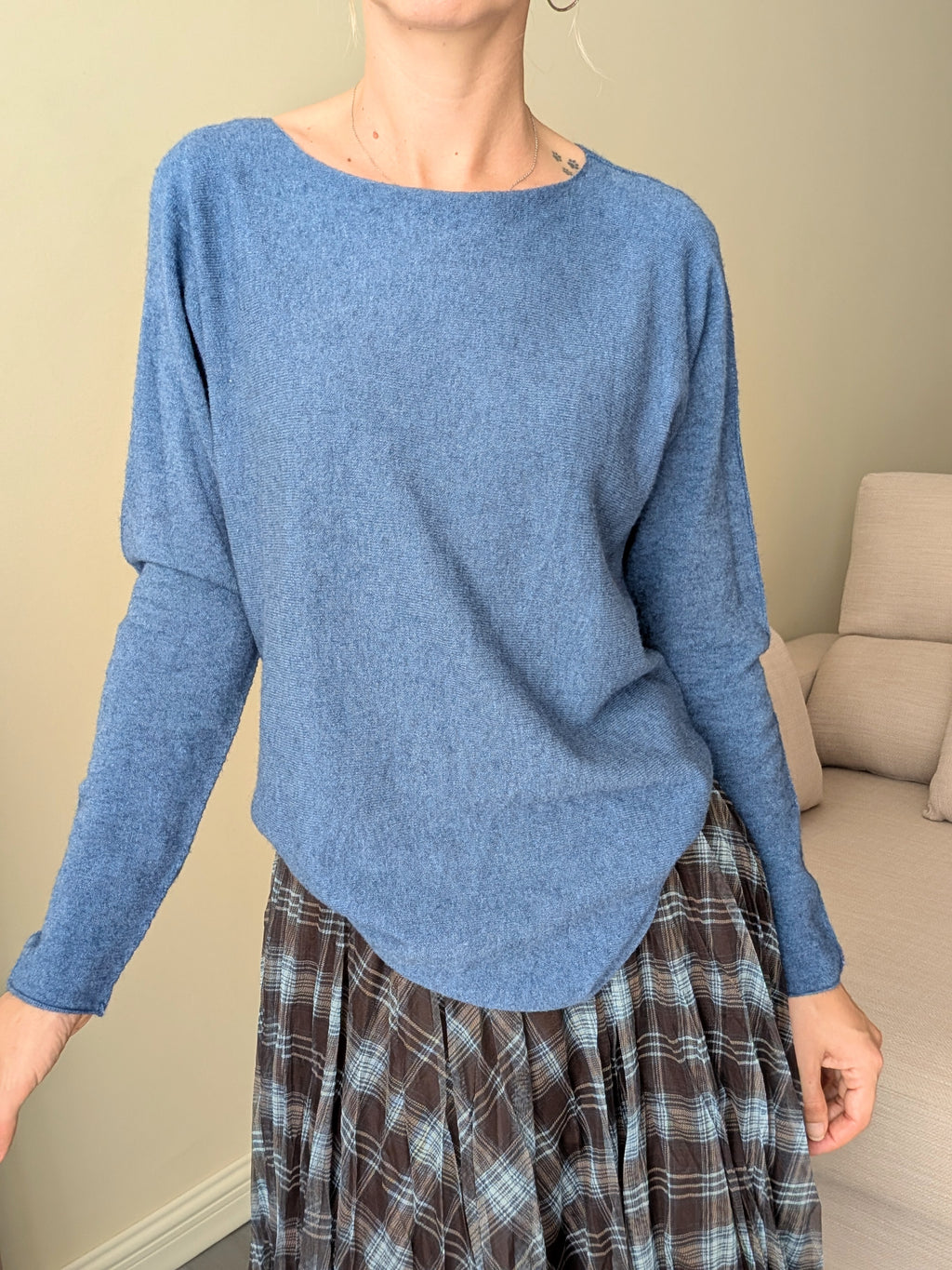 Jersey azul de punto fino con cuello barco y bajo redondeado, vista frontal