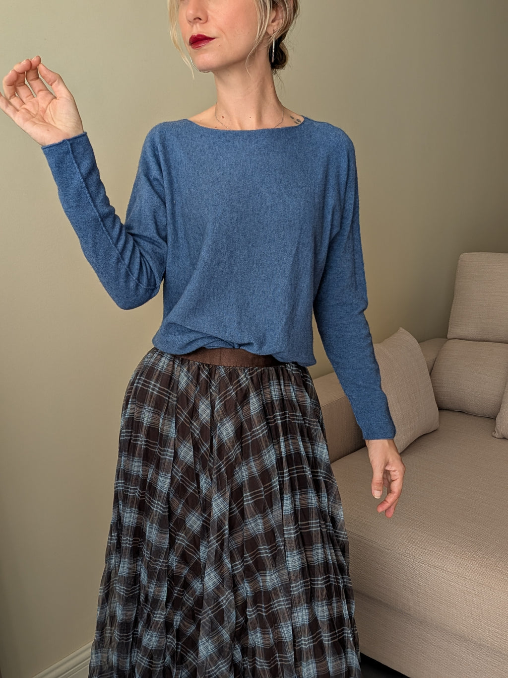 Jersey azul de manga larga combinado con falda de cuadros