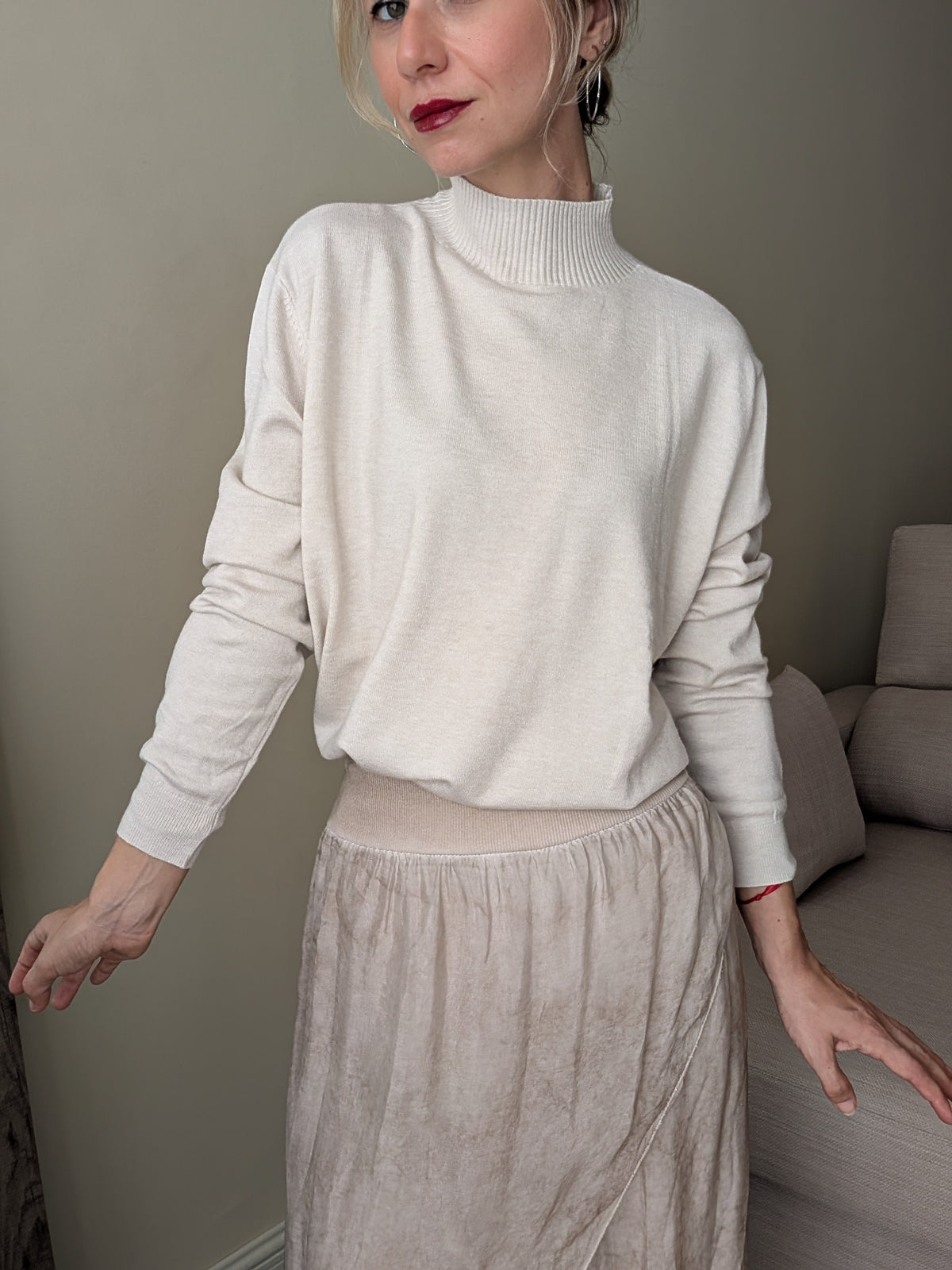 Jersey crudo de cuello alto para mujer, vista frontal con manga larga