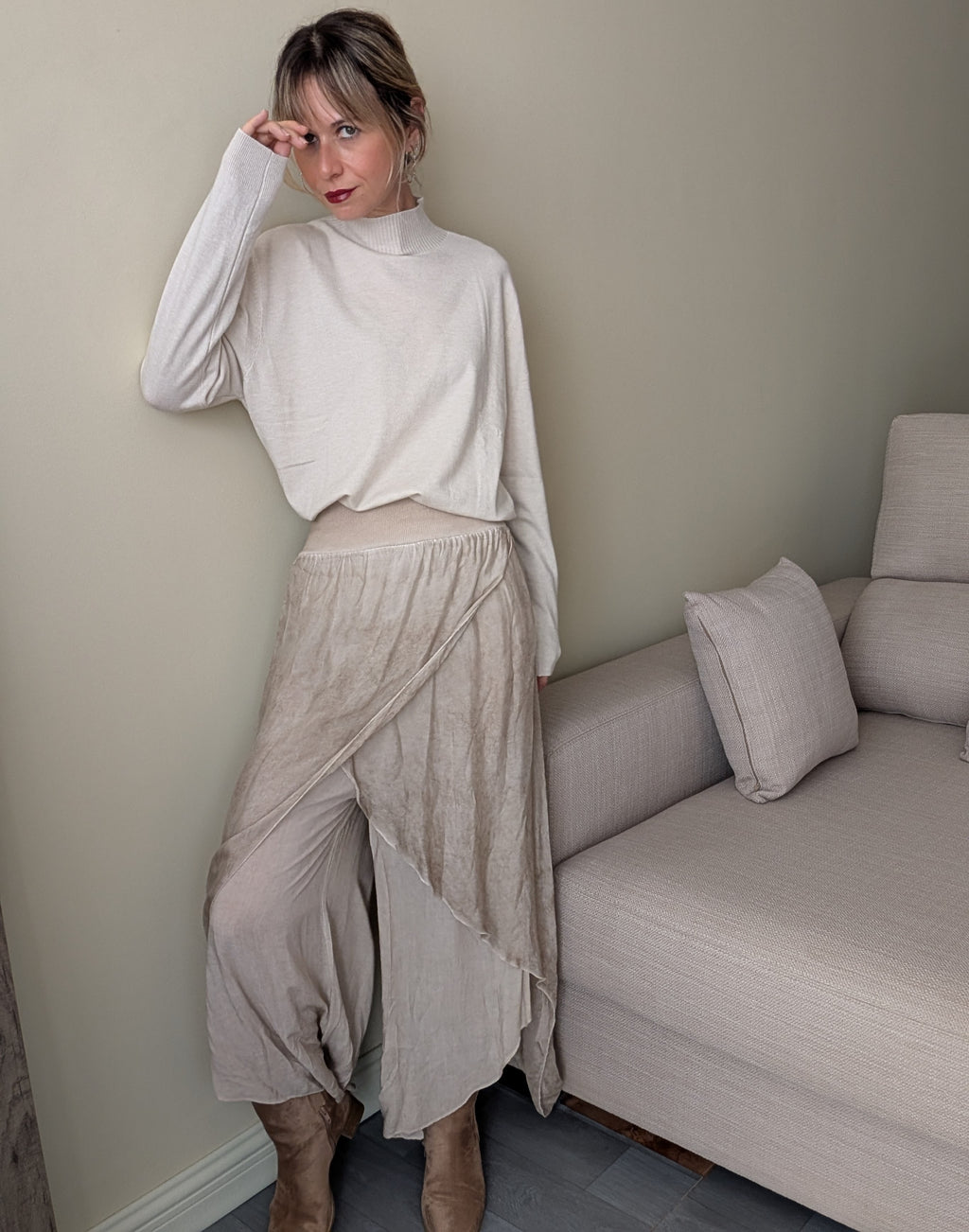 Pantalón beige de capas combinado con jersey crudo vendido por separado