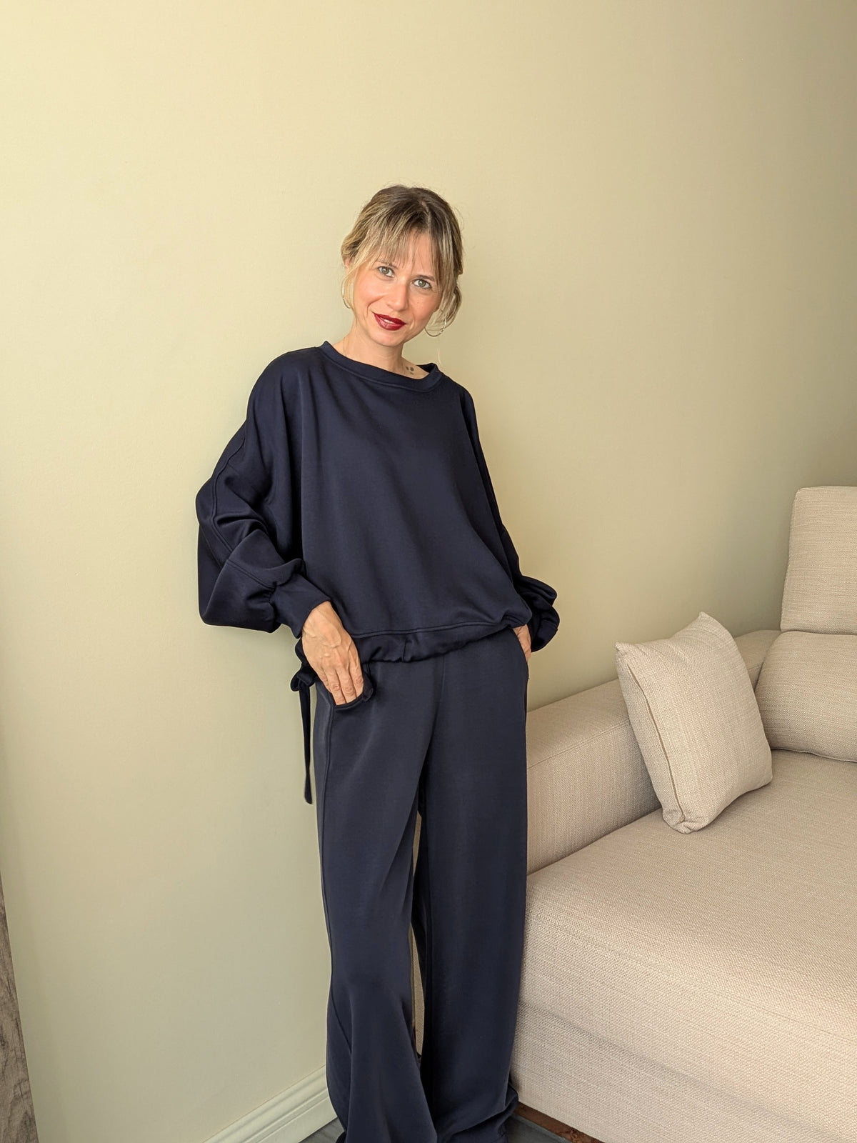 Vista del conjunto azul marino con lazos laterales y pantalón ancho