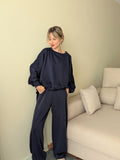 Conjunto azul marino con jersey amplio y pantalón ancho, vista frontal