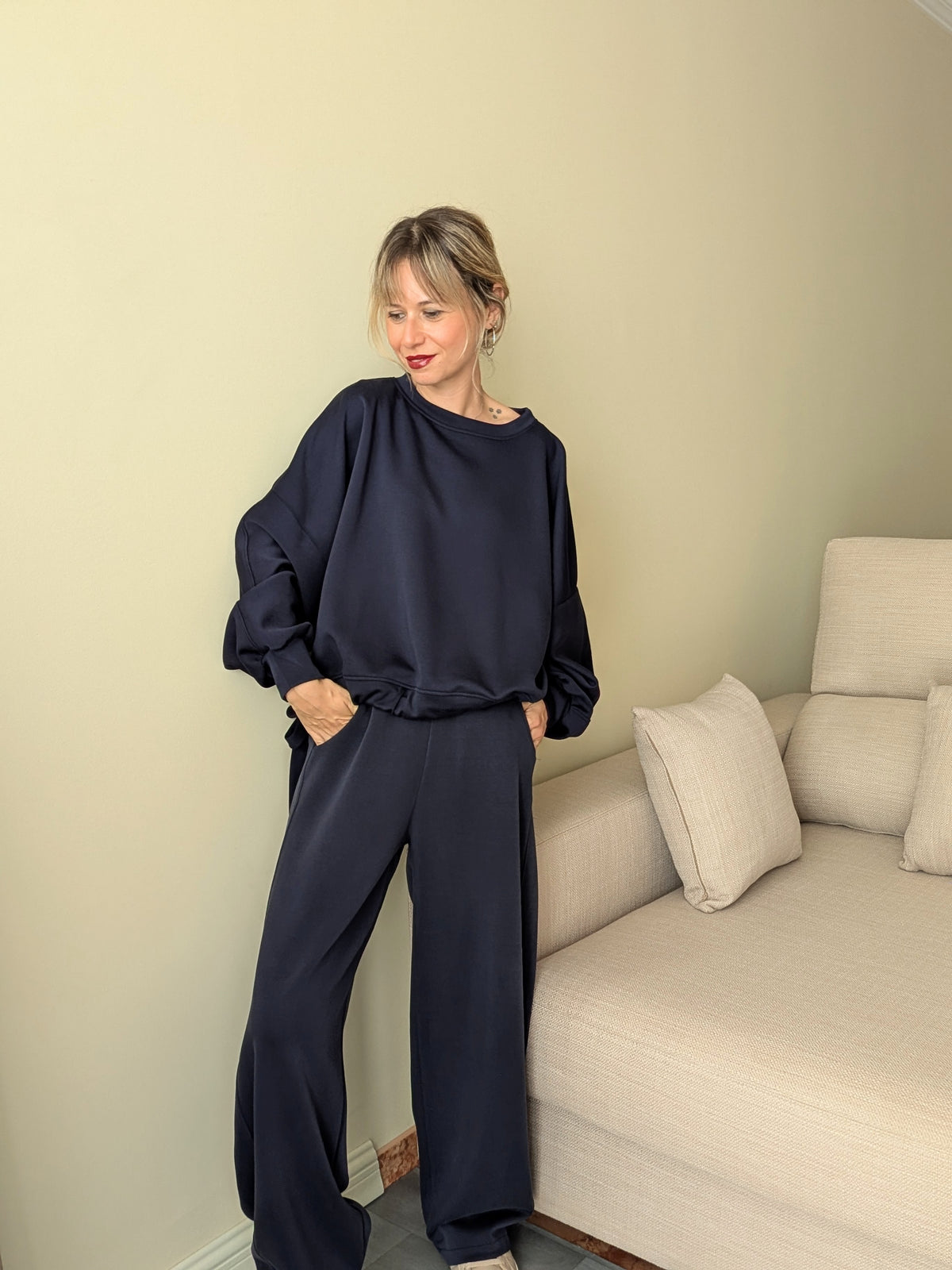 Conjunto azul marino con jersey amplio y pantalón ancho, vista frontal