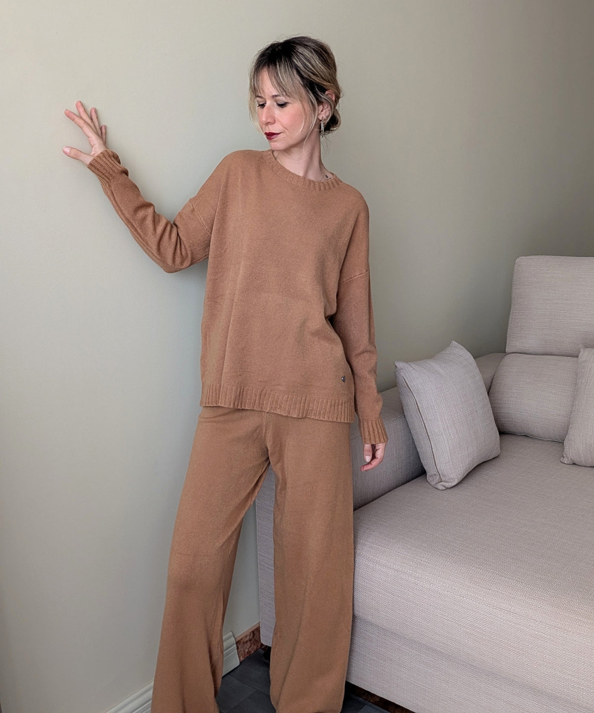Conjunto camel de jersey y pantalón ancho, vista frontal
