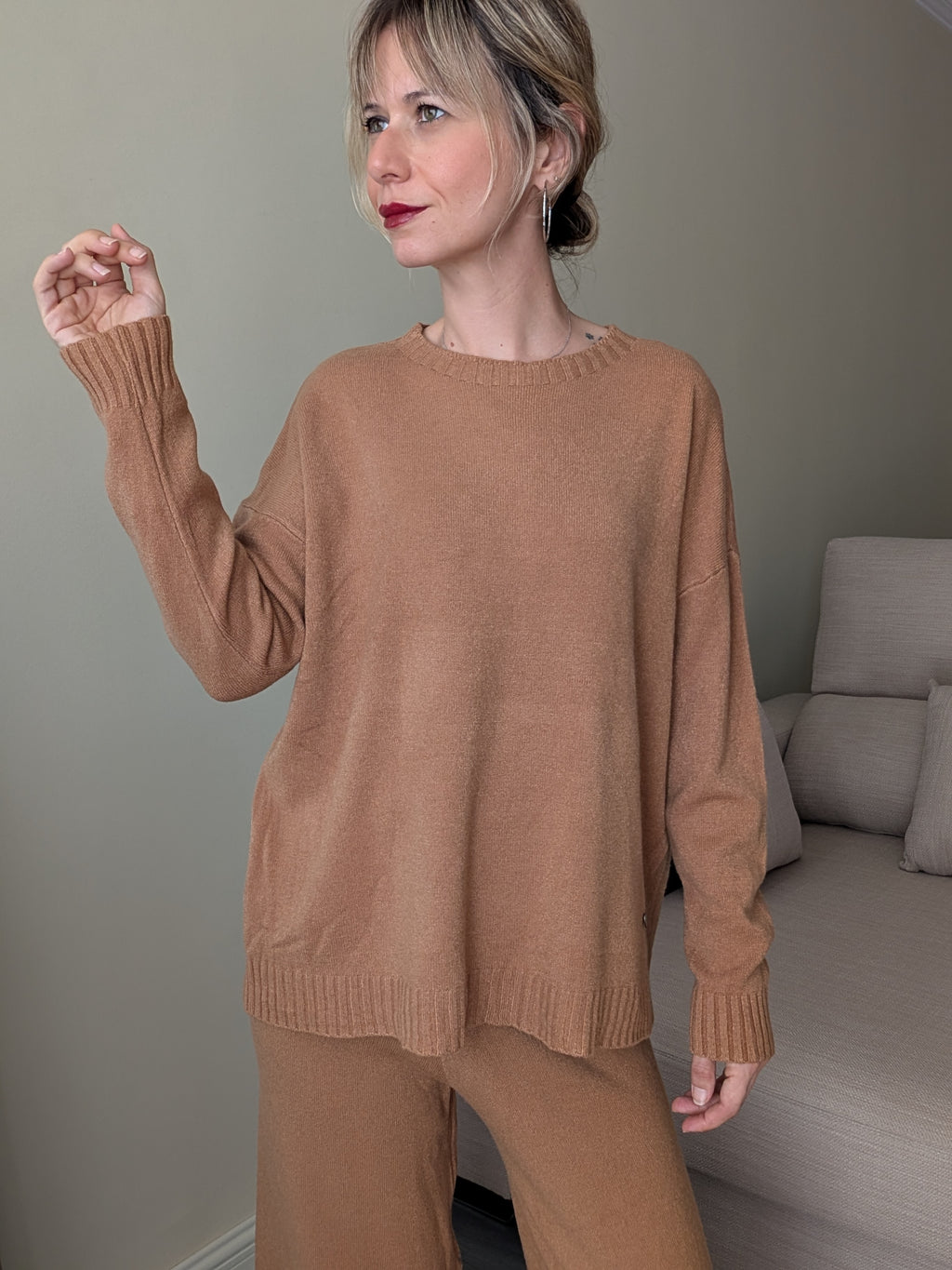 Detalle frontal del jersey camel de cuello redondo