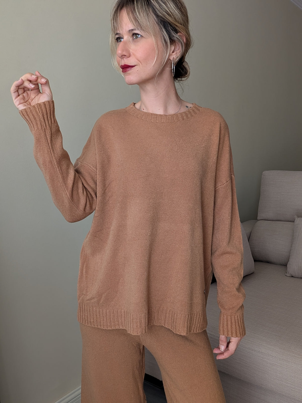 Detalle frontal del jersey camel de cuello redondo