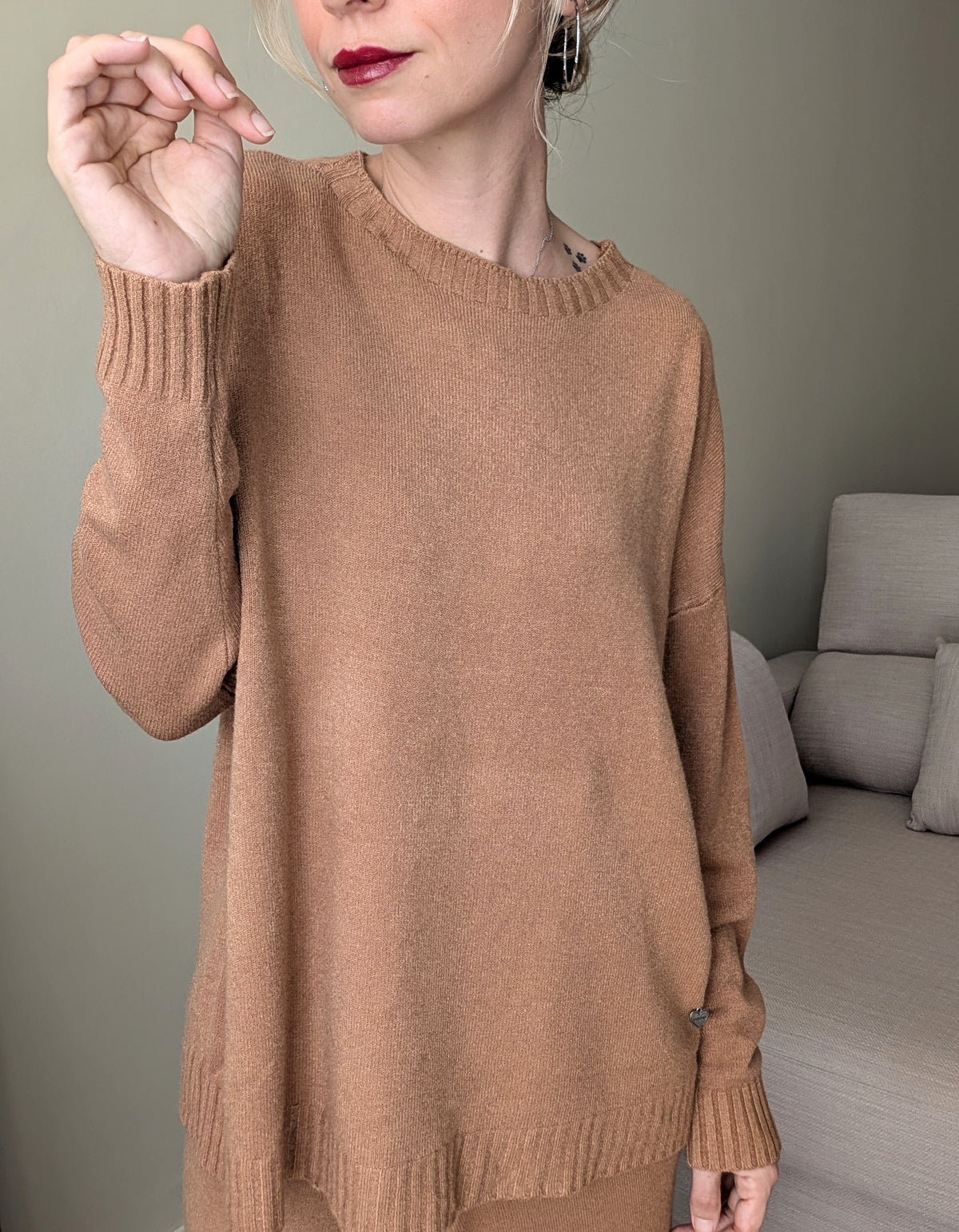 Detalle del tejido y los puños del jersey de punto camel