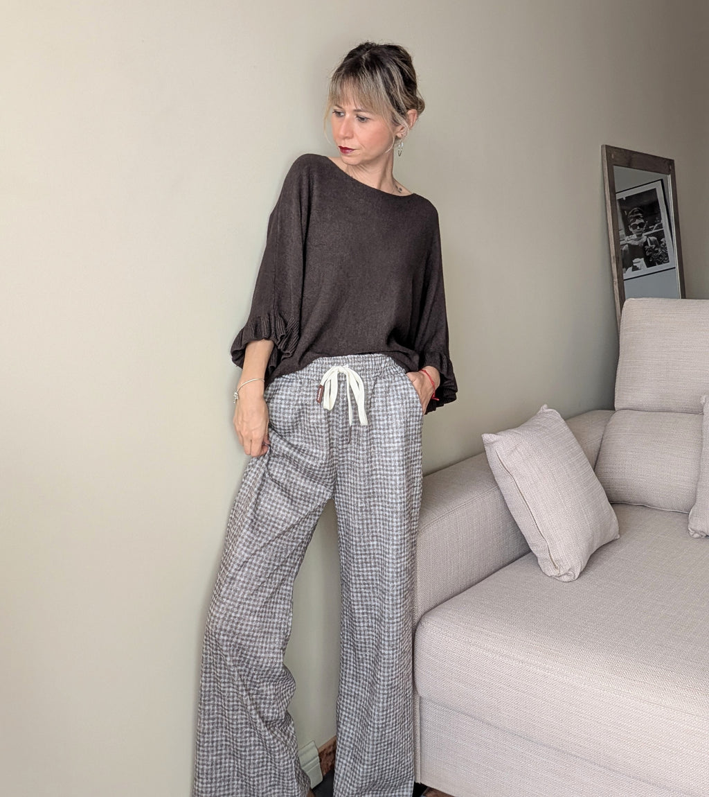 Pantalón largo de cuadros con pernera ancha combinado con jersey de punto