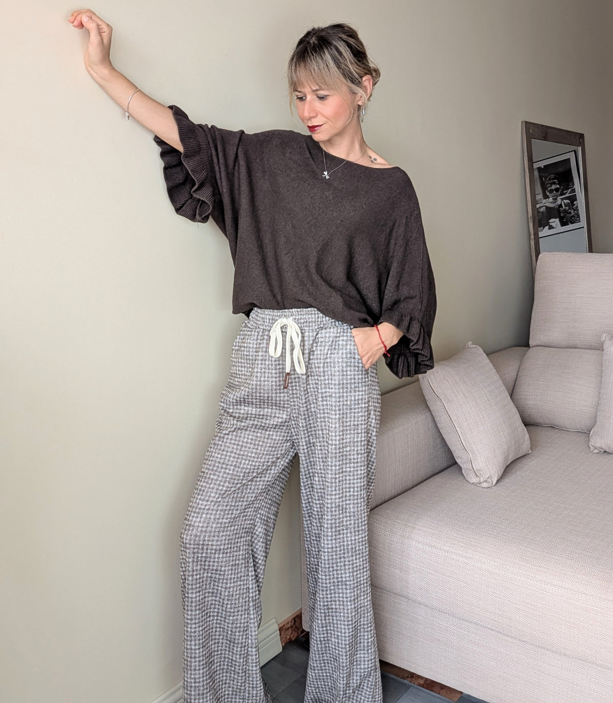 Pantalón ancho de cuadros con cordón en la cintura combinado con jersey de mangas con volantes