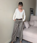 Pantalón palazzo gris jaspeado de mujer, vista frontal de cuerpo entero con pernera ancha