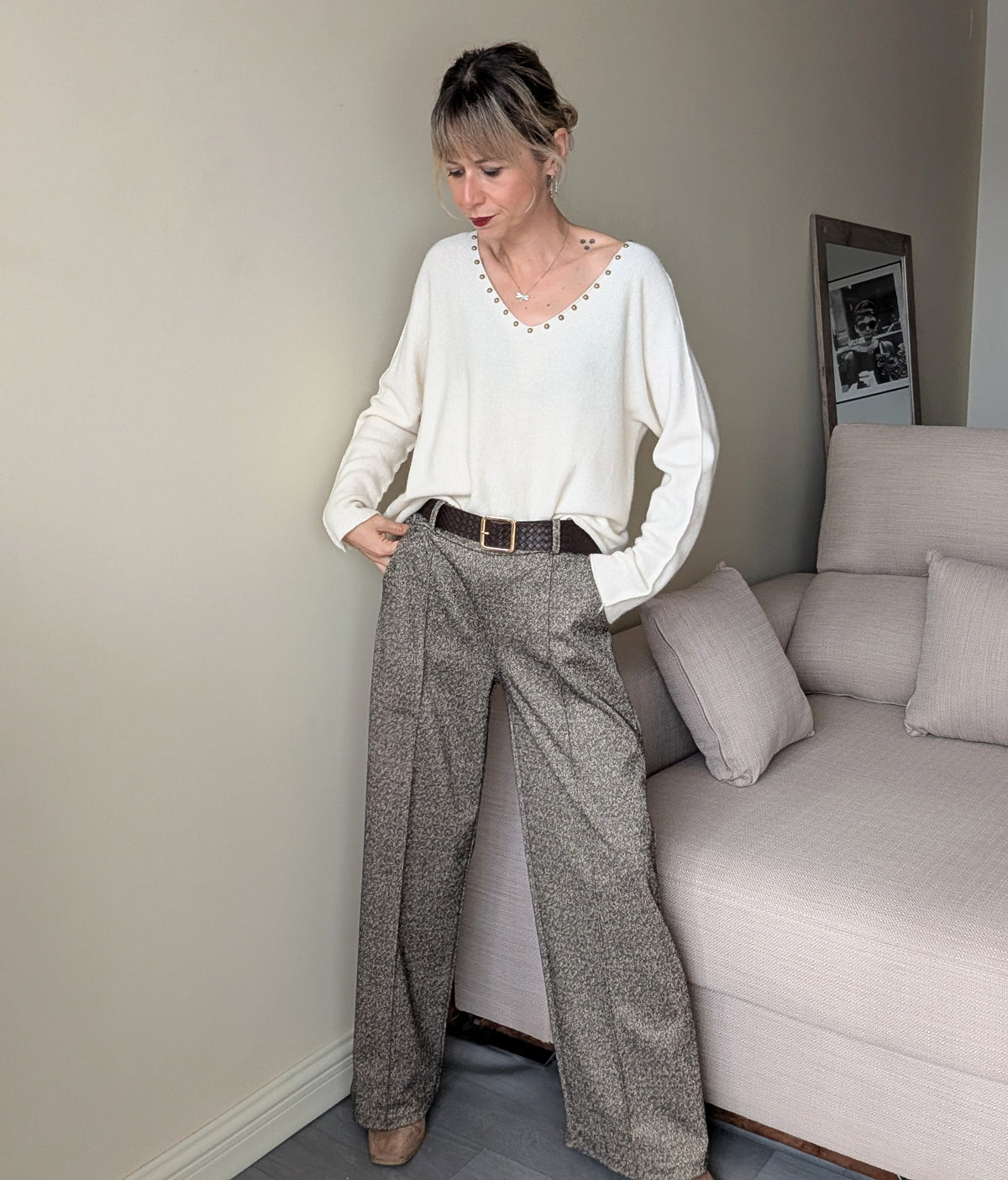 Pantalón gris jaspeado con bolsillos laterales y pernera ancha combinado con jersey crudo
