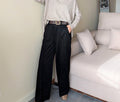 Vista frontal del pantalón negro largo de pierna ancha para mujer.