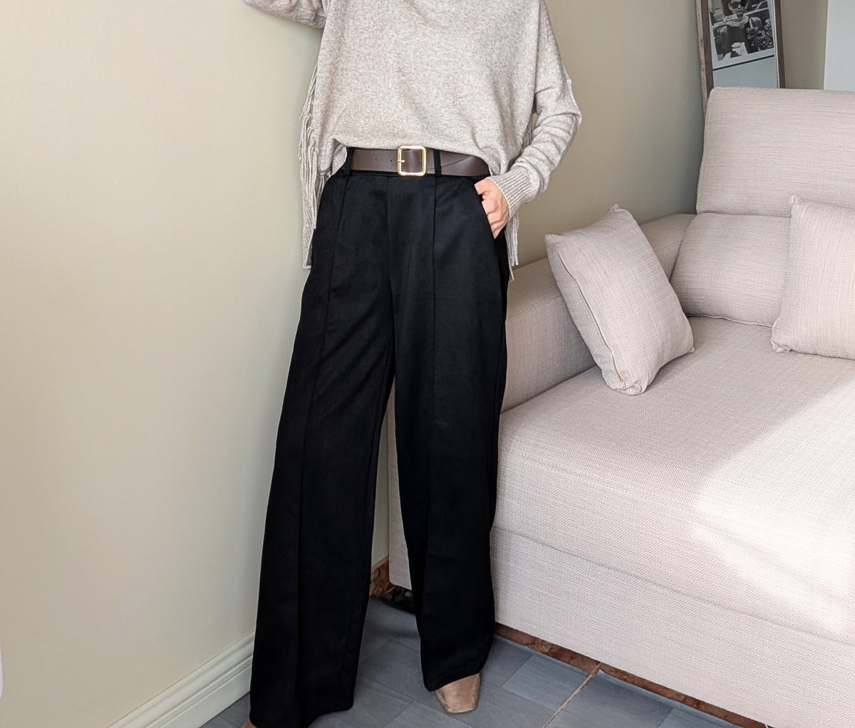 Vista frontal del pantalón negro largo de pierna ancha para mujer.