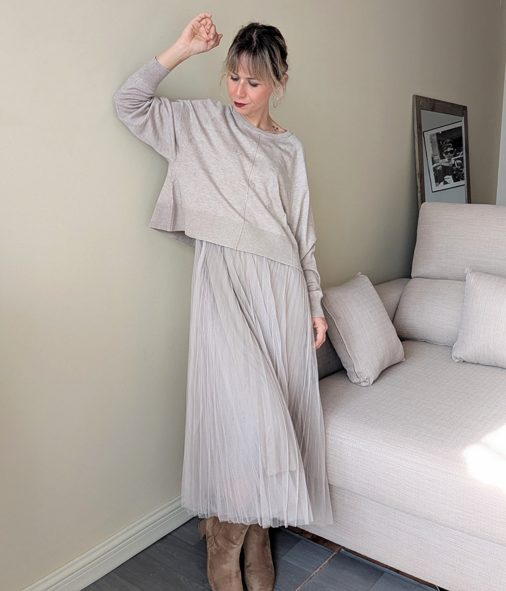 Conjunto beige de vestido plisado y jersey con lazos, vista frontal completa.