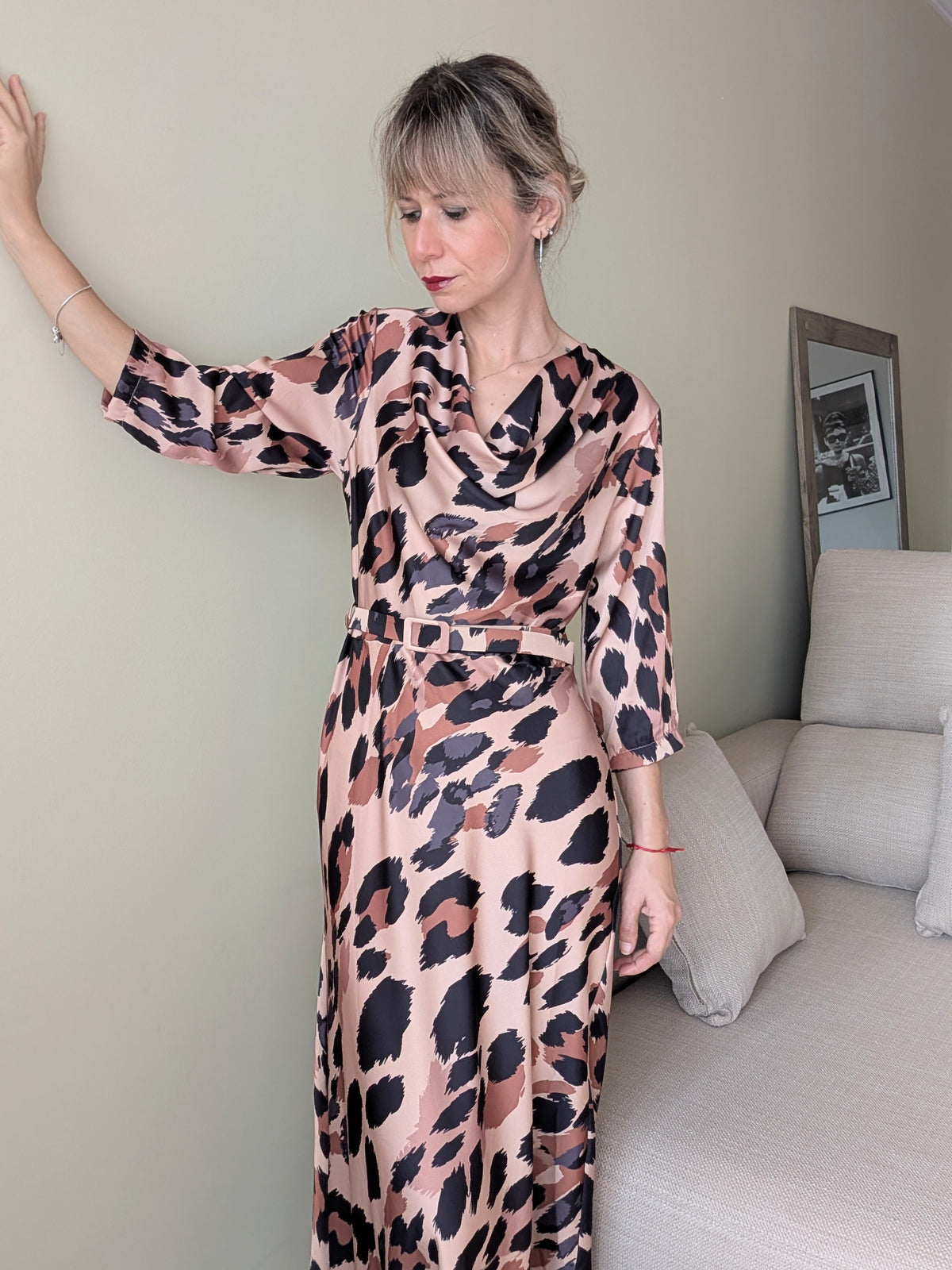 Vista frontal del vestido animal print con mangas tres cuartos y escote drapeado.