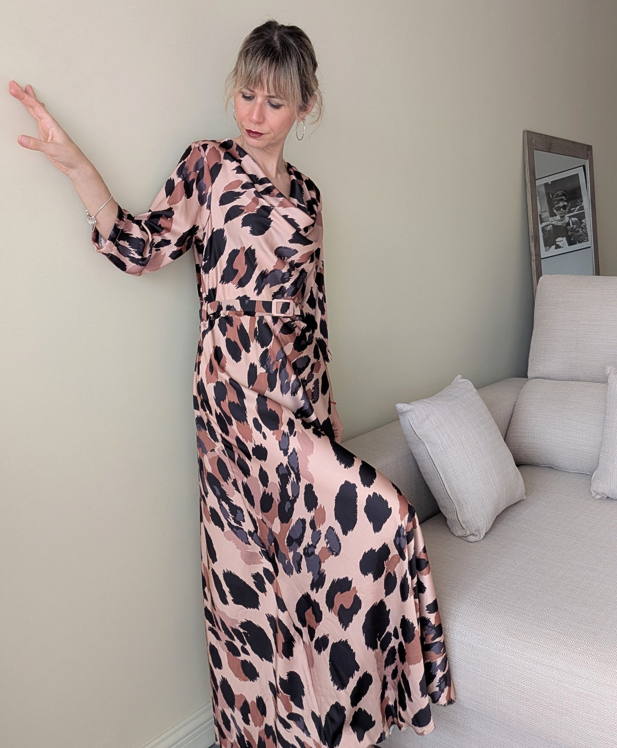 Vestido largo animal print mostrando la caída de la falda y el cinturón a juego.