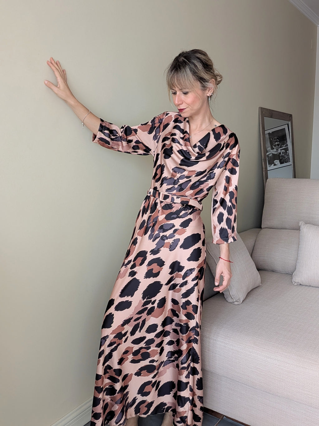Vestido largo satinado animal print con escote drapeado y cinturón, vista frontal.