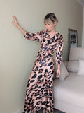Vestido largo satinado animal print con escote drapeado y cinturón, vista frontal.