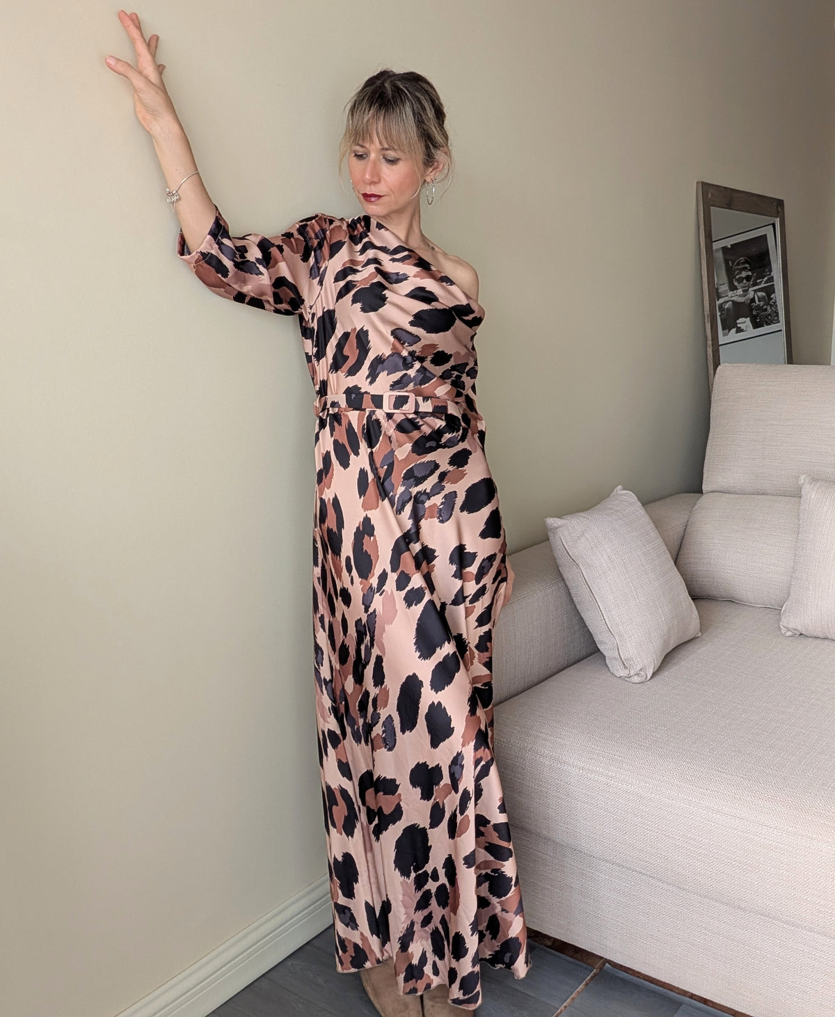 Vista completa del vestido largo animal print con un hombro descubierto.