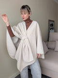 Capa beige de invierno con cruce delantero, vista frontal.