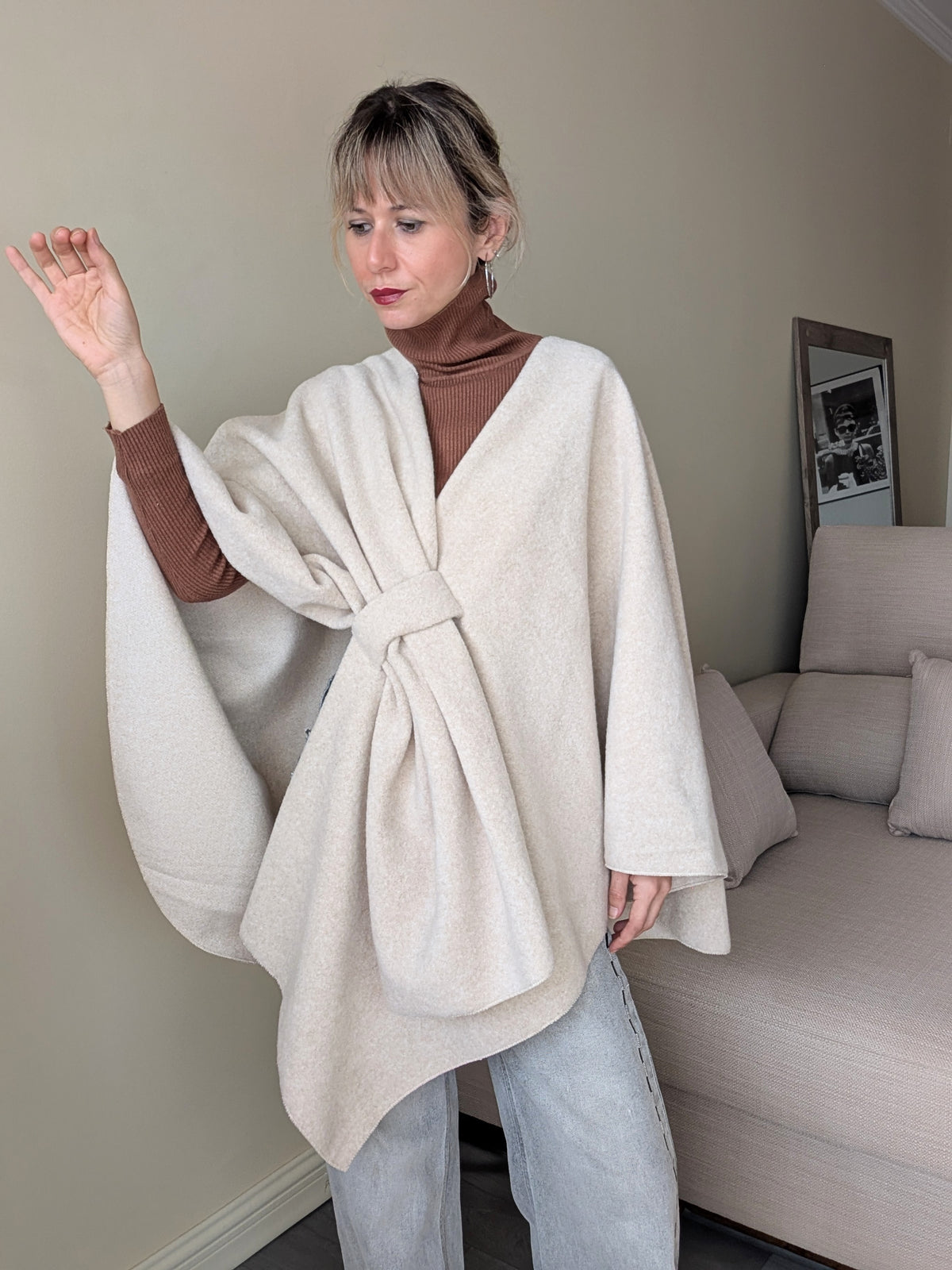Capa beige de invierno con cruce delantero, vista frontal.